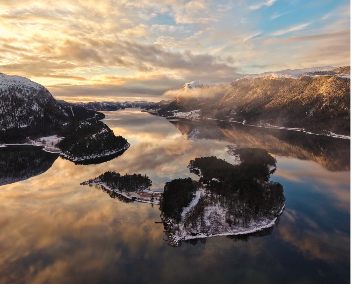 Sømliøya og fjorden rundt sett fra luften om vinteren