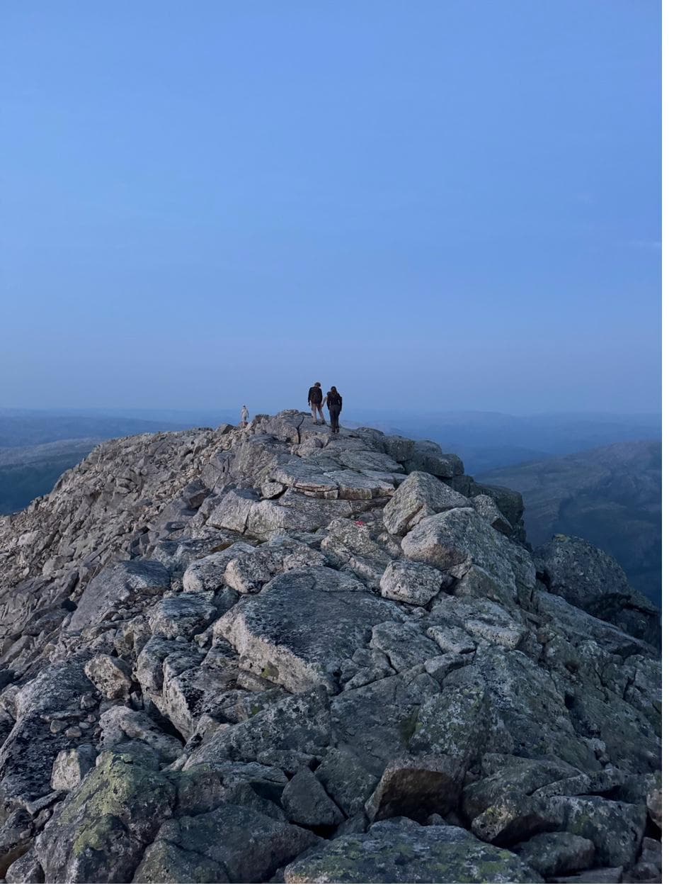 Turgåere på steinete fjellrygg