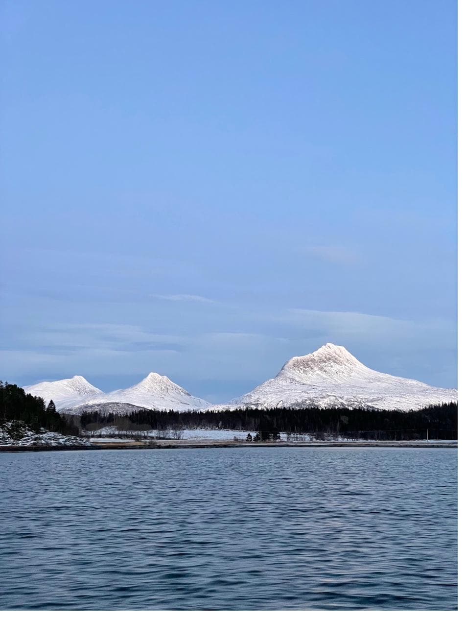 Heilhornet og fjelltopper over fjorden om vinteren
