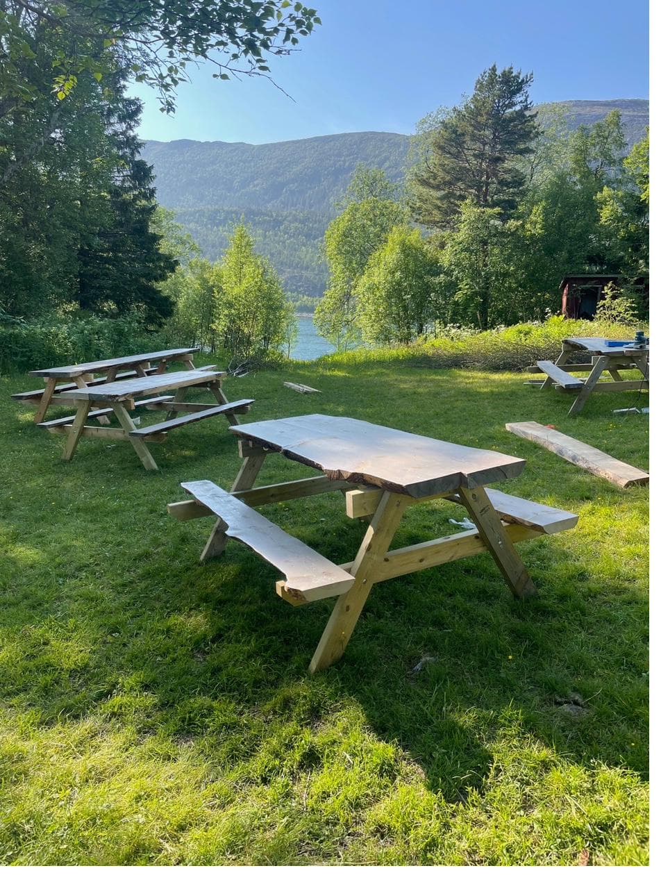 Piknikbord ute med utsikt over fjorden