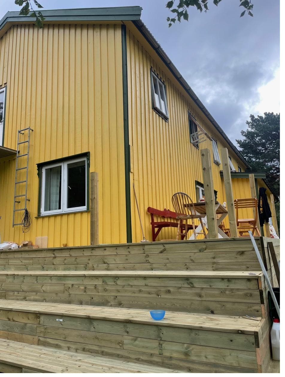 Det gule huset utvendig med treterrasse