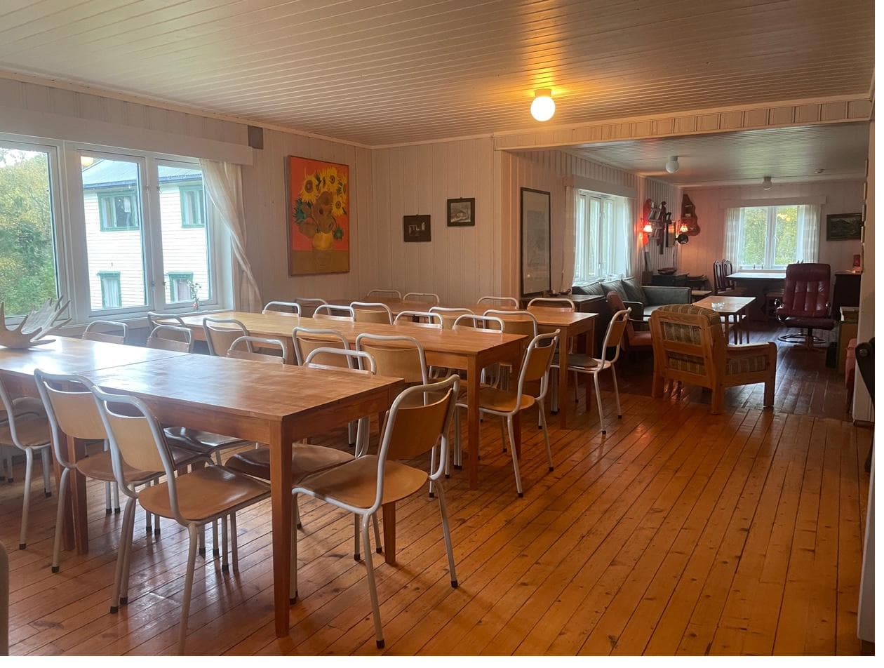 Stor spisestue med tregulv